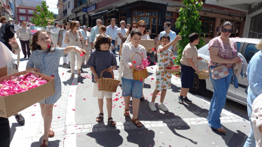 Los vimianceses celebraron este domingo las fiestas del Corpus, con una misa cantada por la coral da Costa da Morte y procesión acompañada por la banda de música de Ponteceso. La elaboración de las alfombras florales contó con la colaboración de Cáritas, los niños del catecismo vecinos del municipio