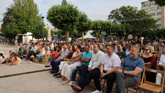 El pregón de la investigadora carballesa Verónica Bolón abrió este lunes la semana grande del San Xoán de Carballo