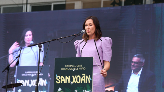 El pregón de la investigadora carballesa Verónica Bolón abrió este lunes la semana grande del San Xoán de Carballo