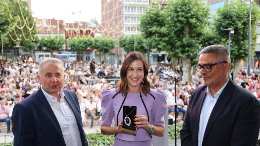 El pregón de la investigadora carballesa Verónica Bolón abrió este lunes la semana grande del San Xoán de Carballo