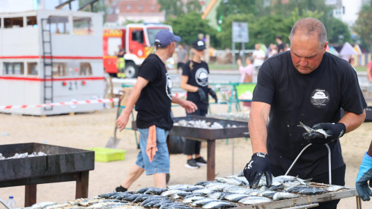 Gran sardiñada popular en Carballo (1)