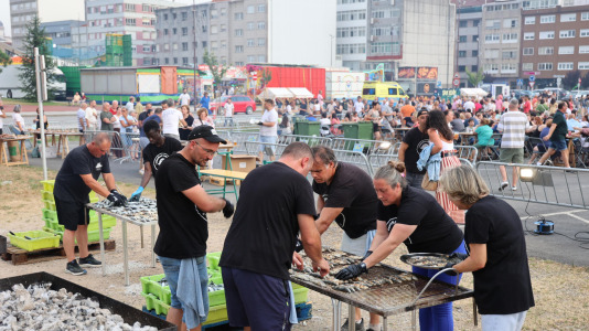 Gran sardiñada popular en Carballo (2)