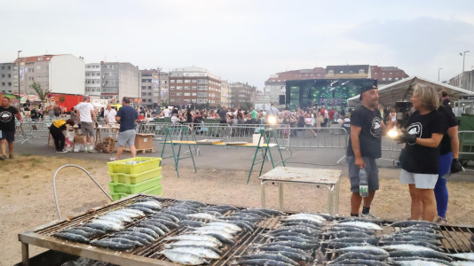 Gran sardiñada popular en Carballo (7)
