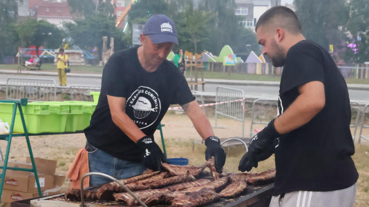 Gran sardiñada popular en Carballo (8)