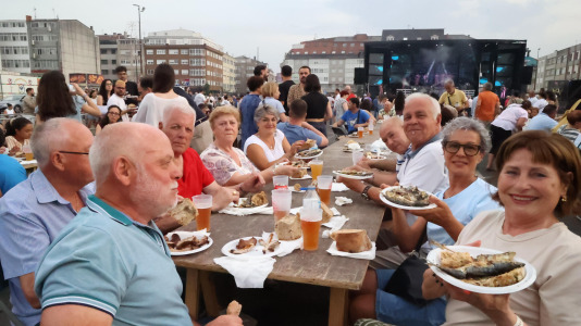 Gran sardiñada popular en Carballo (13)