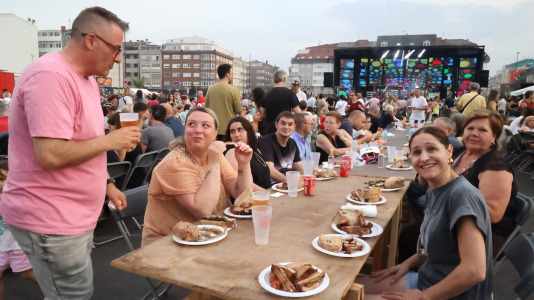 Gran sardiñada popular en Carballo (16)