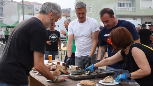 Gran sardiñada popular en Carballo (17)