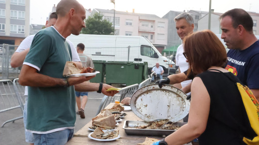 Gran sardiñada popular en Carballo (19)