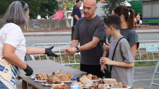 Gran sardiñada popular en Carballo (22)