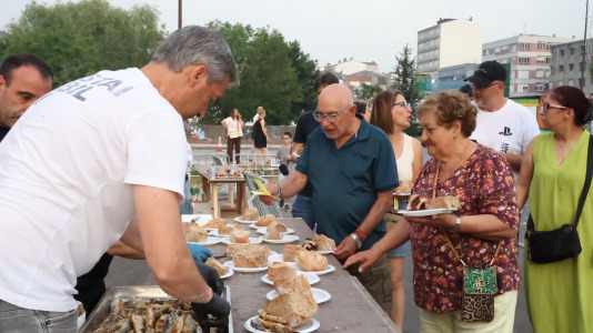Gran sardiñada popular en Carballo (23)