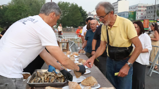 Gran sardiñada popular en Carballo (25)