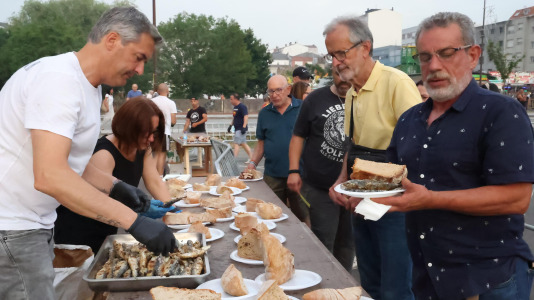 Gran sardiñada popular en Carballo (26)