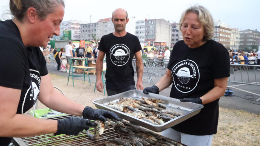 Gran sardiñada popular en Carballo (28)