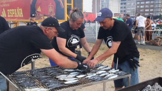 Gran sardiñada popular en Carballo (29)