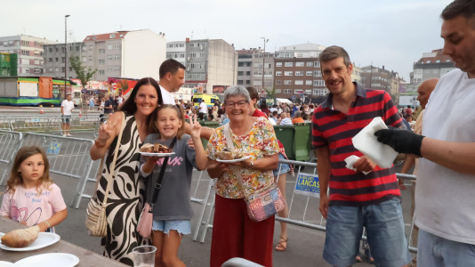 Gran sardiñada popular en Carballo (30)