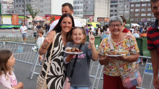 Gran sardiñada popular en Carballo (31)
