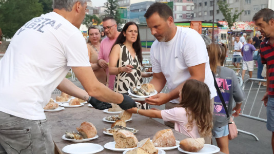 Gran sardiñada popular en Carballo (32)