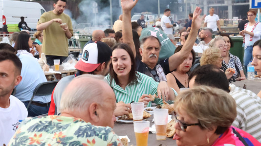 Gran sardiñada popular en Carballo (38)