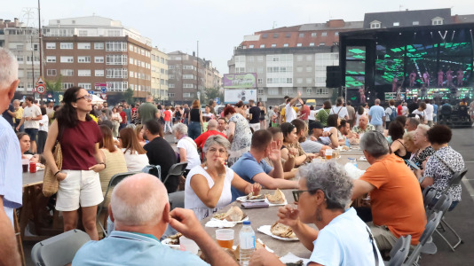 Gran sardiñada popular en Carballo (40)