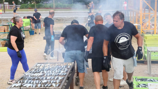 Gran sardiñada popular en Carballo (44)