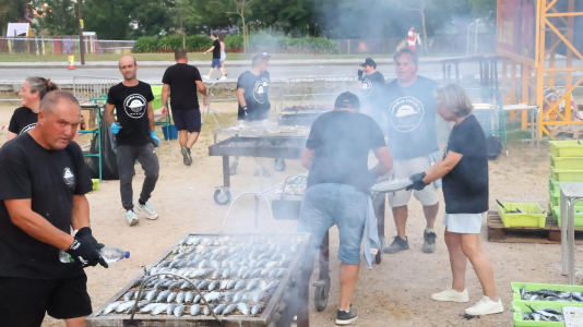 Gran sardiñada popular en Carballo (45)
