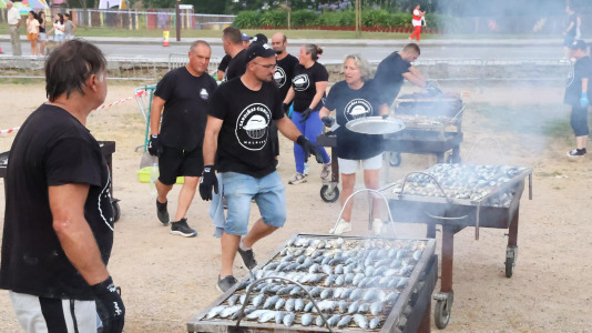 Gran sardiñada popular en Carballo (46)