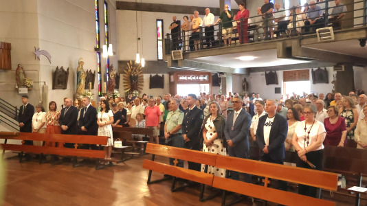 Los carballeses celebran el día grande de sus fiestas patronales con mucha devoción, música y animación en las calles