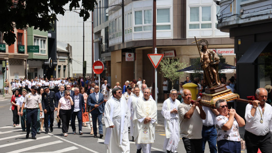 Los carballeses celebran el día grande de sus fiestas patronales con mucha devoción, música y animación en las calles