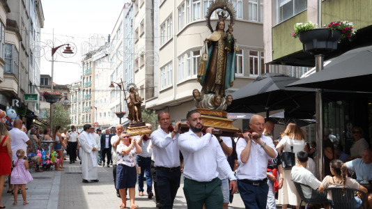 Los carballeses celebran el día grande de sus fiestas patronales con mucha devoción, música y animación en las calles