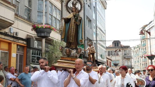 Los carballeses celebran el día grande de sus fiestas patronales con mucha devoción, música y animación en las calles