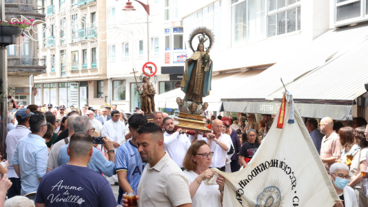 Los carballeses celebran el día grande de sus fiestas patronales con mucha devoción, música y animación en las calles
