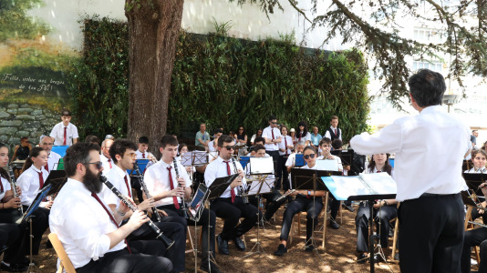 Los carballeses celebran el día grande de sus fiestas patronales con mucha devoción, música y animación en las calles