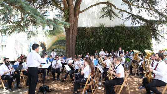 Los carballeses celebran el día grande de sus fiestas patronales con mucha devoción, música y animación en las calles