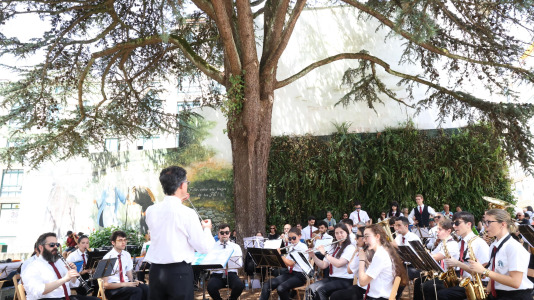 Los carballeses celebran el día grande de sus fiestas patronales con mucha devoción, música y animación en las calles