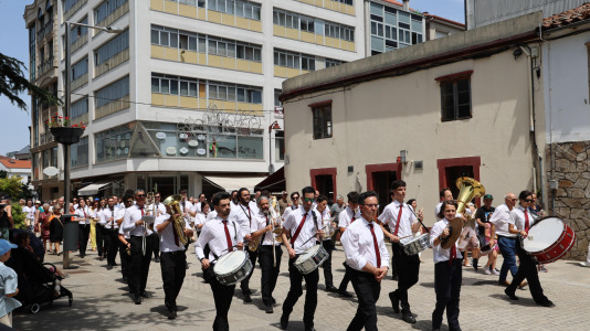 Los carballeses celebran el día grande de sus fiestas patronales con mucha devoción, música y animación en las calles