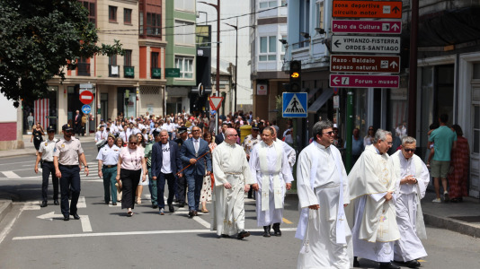 Los carballeses celebran el día grande de sus fiestas patronales con mucha devoción, música y animación en las calles