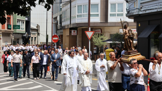 Los carballeses celebran el día grande de sus fiestas patronales con mucha devoción, música y animación en las calles