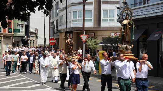 Los carballeses celebran el día grande de sus fiestas patronales con mucha devoción, música y animación en las calles