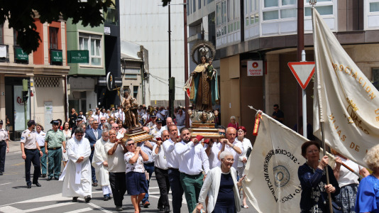 Los carballeses celebran el día grande de sus fiestas patronales con mucha devoción, música y animación en las calles