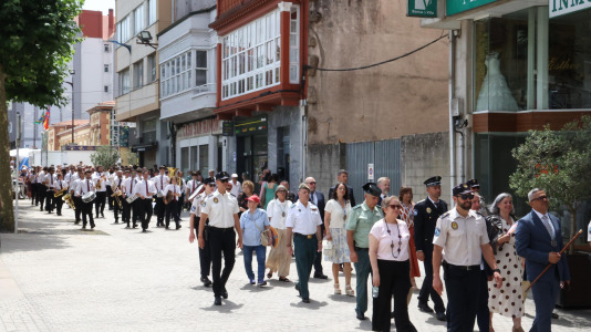 Los carballeses celebran el día grande de sus fiestas patronales con mucha devoción, música y animación en las calles