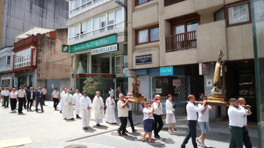 Los carballeses celebran el día grande de sus fiestas patronales con mucha devoción, música y animación en las calles