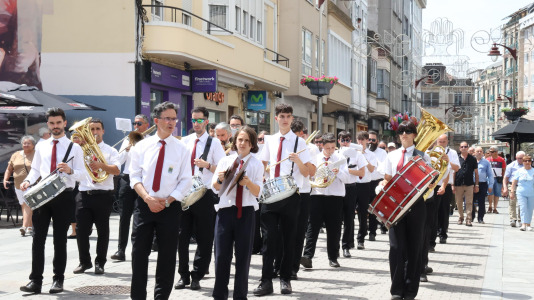Los carballeses celebran el día grande de sus fiestas patronales con mucha devoción, música y animación en las calles