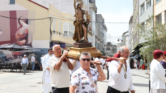 Los carballeses celebran el día grande de sus fiestas patronales con mucha devoción, música y animación en las calles