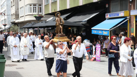 Los carballeses celebran el día grande de sus fiestas patronales con mucha devoción, música y animación en las calles