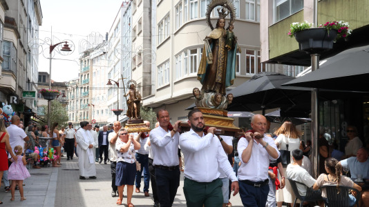 Los carballeses celebran el día grande de sus fiestas patronales con mucha devoción, música y animación en las calles