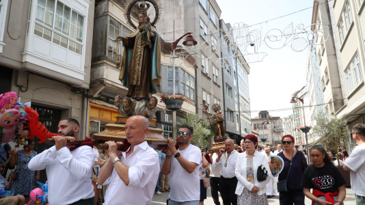 Los carballeses celebran el día grande de sus fiestas patronales con mucha devoción, música y animación en las calles