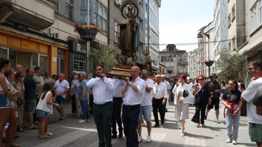 Los carballeses celebran el día grande de sus fiestas patronales con mucha devoción, música y animación en las calles