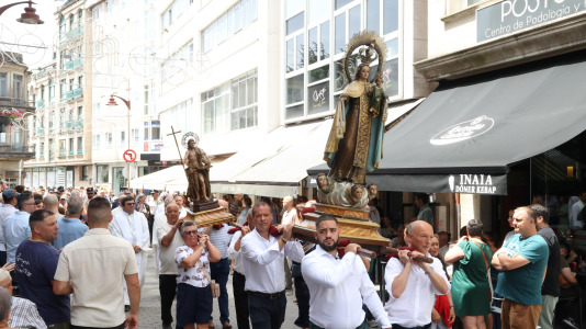 Los carballeses celebran el día grande de sus fiestas patronales con mucha devoción, música y animación en las calles