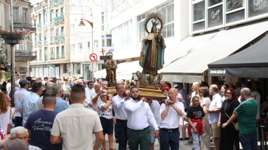 Los carballeses celebran el día grande de sus fiestas patronales con mucha devoción, música y animación en las calles