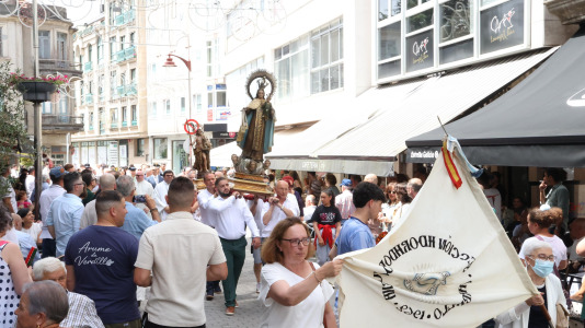 Los carballeses celebran el día grande de sus fiestas patronales con mucha devoción, música y animación en las calles